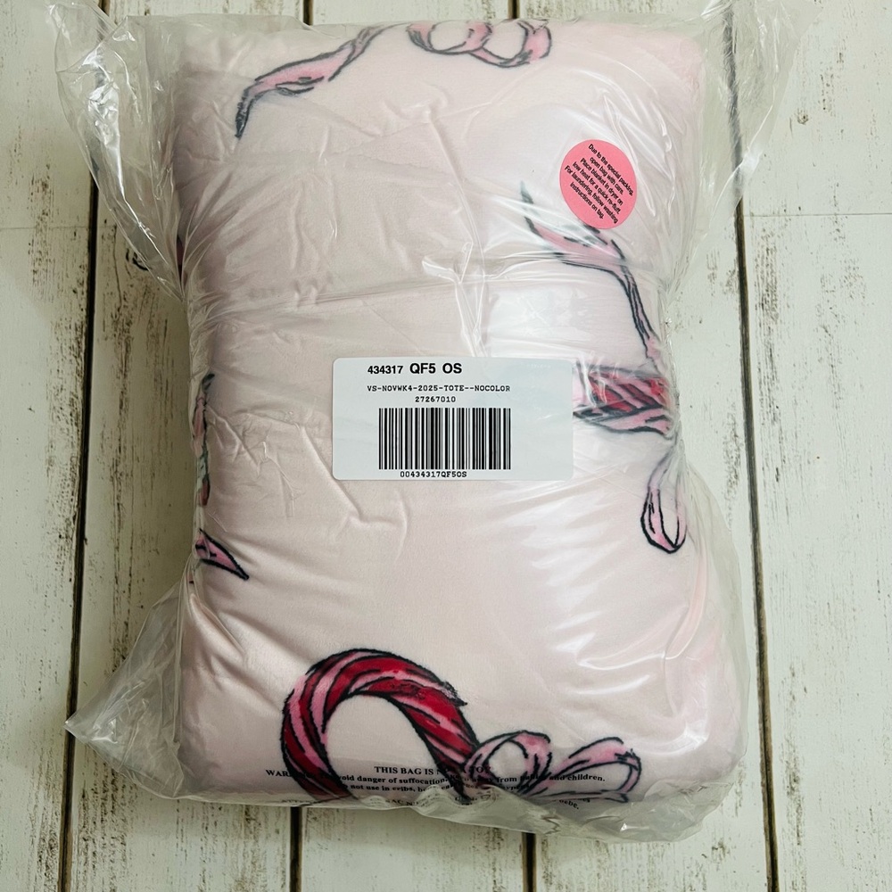 Victoria’s Secret Candy Cane Sherpa Plush Blanket & Tote Set - Picture 7 of 10